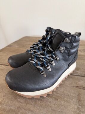 Merrill Womens Alpine Black Hiking Boots with Blue Accented Laces size 8